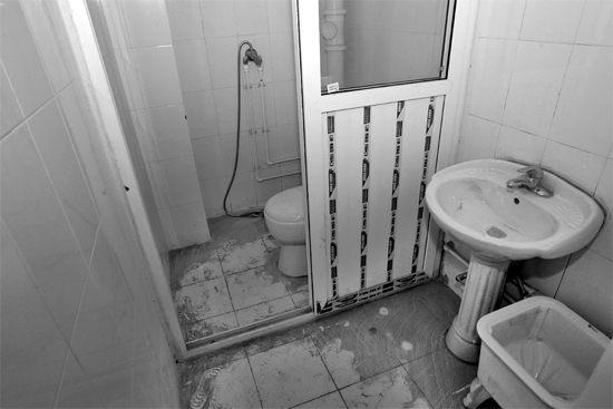 不僅周邊設(shè)施齊全，鄭州公租房室內(nèi)設(shè)施也齊全。圖為剛安裝好的衛(wèi)浴設(shè)施