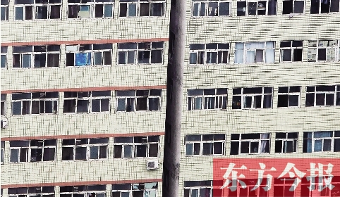 鄭州市城中村眾多類(lèi)似這樣火柴盒式的房間，成了大中專(zhuān)畢業(yè)生們暫時(shí)安放青春和夢(mèng)想的地方