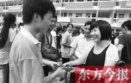 7月23日，晨鐘教育集團(tuán)黨委書記張玲為支教大學(xué)生頒發(fā)證書