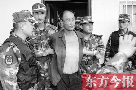 7月27日13時50分許，駐馬店市西平縣的“7·25”連環(huán)殺人案犯罪嫌疑人丁金華（左三）在禹州落網