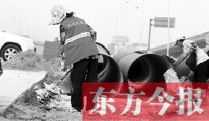 鄭州市鄭東新區(qū)，烈日下工作的環(huán)衛(wèi)工