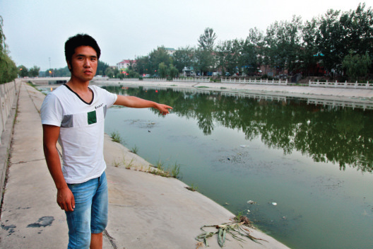 郝亞南指著事發(fā)現(xiàn)場(chǎng)