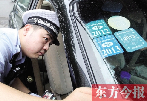 昨天上午，鄭州交巡警開始對進(jìn)入四橋一路的非綠標(biāo)車按闖禁行進(jìn)行處罰