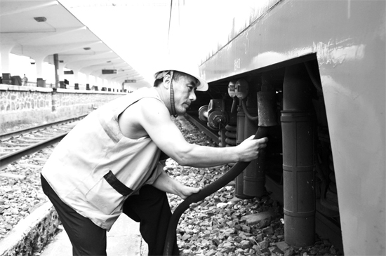 昨日，商丘火車站給水員在烈日下工作