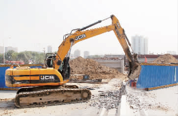 南陽路、北環(huán)快速路立交橋將進行封閉施工，圖為工人正在拆除隔離欄