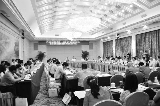 產(chǎn)業(yè)集聚區(qū)會(huì)議現(xiàn)場(chǎng)，各位專家學(xué)者對(duì)河南產(chǎn)業(yè)集聚區(qū)的發(fā)展建言獻(xiàn)策