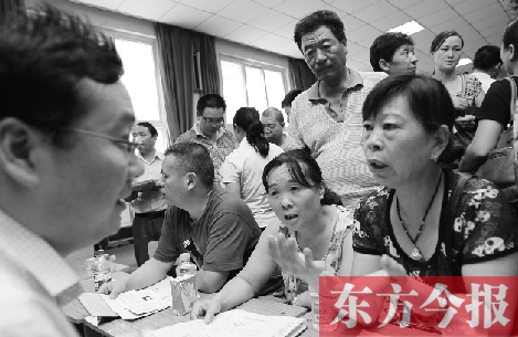 帶著孩子小升初的諸多疑問，眾多家長（右）向教育部門咨詢