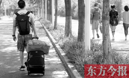 滿載著家人的希望，沿著學(xué)校的路標(biāo)，鄭州大學(xué)新生入學(xué)了，一位新生自己帶著行李來報(bào)到