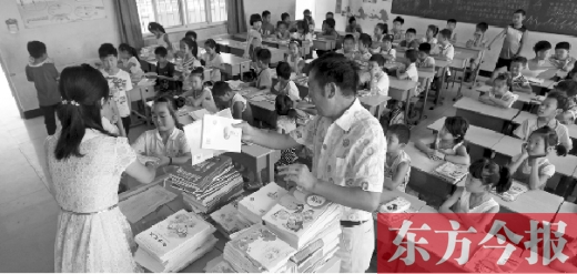 昨天是鄭州市中小學(xué)正式開學(xué)第一天，圖為某小學(xué)的孩子們正在免費(fèi)領(lǐng)取新課本