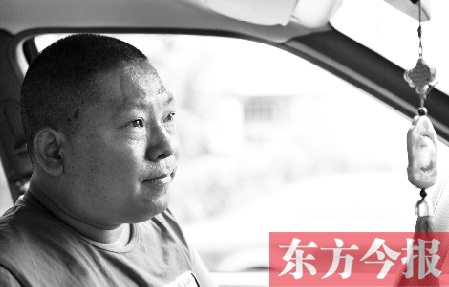 鄧太和帶父親去看病，兩天都沒打開過出租車后備廂