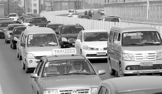 上午11點，鄭州市京廣快速路由北向南的路段已經(jīng)開始擁堵，要是早晚高峰，更是堵得走不成