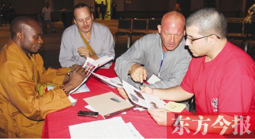 研討會(huì)現(xiàn)場(chǎng)，少林洋弟子熱議東方今報(bào)報(bào)道《大爭(zhēng)之寺》