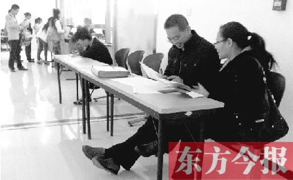 　　10月16日，鄭州市社保中心辦事大廳，新增的桌椅方便了前來(lái)辦理手續(xù)的市民