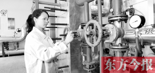 在熱力交換站工作的工人全面檢查設備準備按時向用戶供暖 在熱力交換站工作的工人全面檢查設備準備按時向用戶供暖