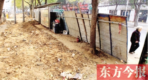 鄭州市紅專路與政七街交叉口，一工地“圍而不動”，步行者只好擇路而行