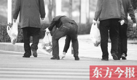 鄭州萬名機(jī)關(guān)干部替環(huán)衛(wèi)工掃街