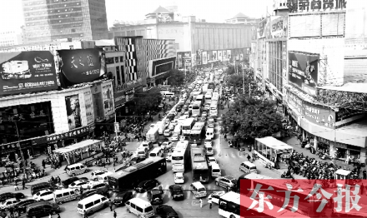 在這兒“淘金”真心不易 鄭州火車(chē)站批發(fā)市場(chǎng)動(dòng)員外遷