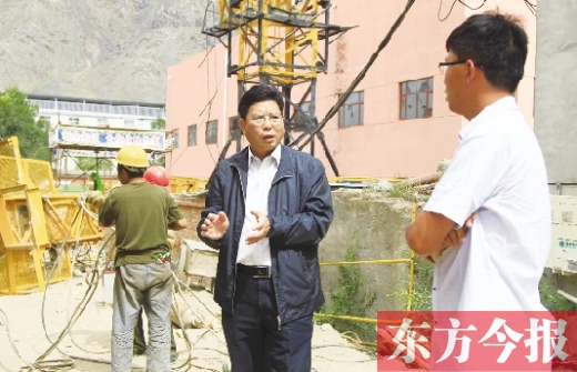 新鄉(xiāng)市援疆前方指揮部指揮長(zhǎng)、伊吾縣委副書記鄭援越（中）深入一線調(diào)研