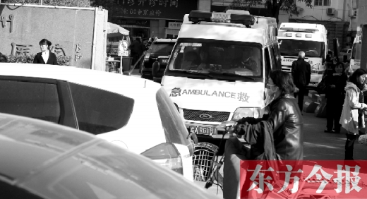 馬路上的機(jī)動車越來越多，臨著大路鄭州市第一人民醫(yī)院門口，出急診的救護(hù)車常常遭遇堵車