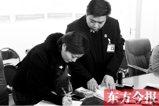 強(qiáng)制執(zhí)行+曝光，讓楊女士（左）拿到補(bǔ)償金