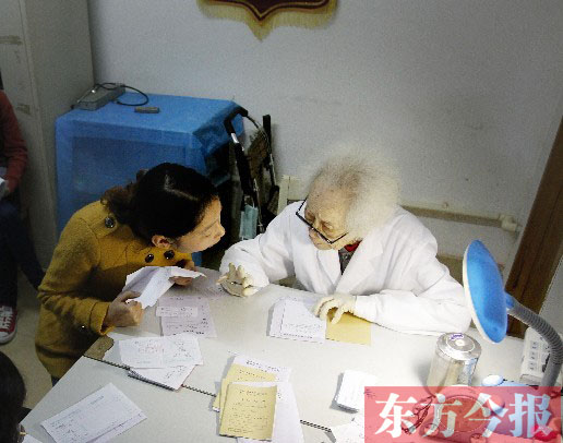 昨日，97歲的“醫(yī)生奶奶”胡佩蘭在給患者看病