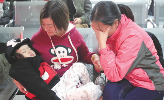 昨日，9時35分，堅守在手術(shù)室外的嘟嘟在媽媽懷里睡著了，因被眼前的真情觸動，今報記者趙丹流下了眼淚