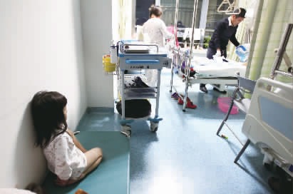 嘟嘟一早就醒了，小小的身體靠在墻邊看著爸爸進(jìn)行手術(shù)前準(zhǔn)備