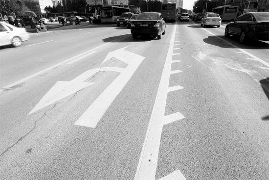 昨日，鄭州市金水路未來路口的“魚刺”車道，好多司機不知道咋走