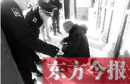 昨日，鄭州市管城區(qū)執(zhí)法局對轄區(qū)一只狗狗檢查是否辦過證 東方今報(bào)首席記者 劉棟杰 攝