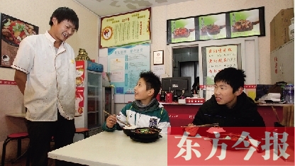 11月30日，鄭州市81中的兩位學生用勞動為自己掙了一頓中午飯，心里很高興