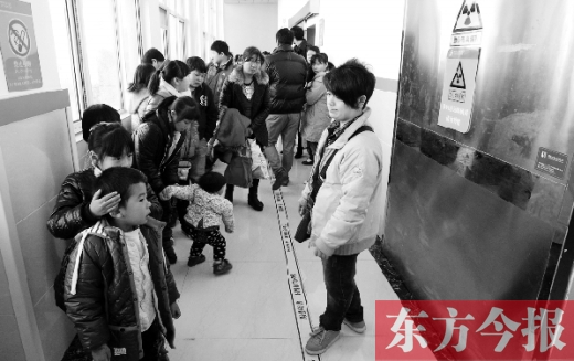 11月30日上午，星星等20余名“袖珍人”到鄭州市兒童醫(yī)院進行骨齡測定