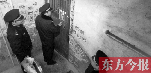 12月3日，鄭州市隴海路。執(zhí)法人員欲進入一戶未辦狗證的居民家中，強行將狗帶走