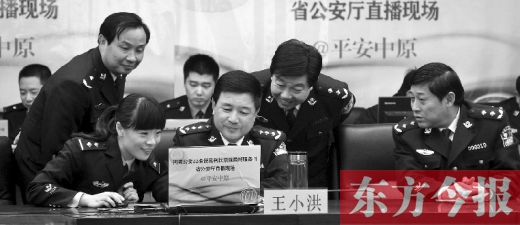 省公安廳廳長王小洪（中）和微博網(wǎng)友在進(jìn)行交談，發(fā)現(xiàn)問題現(xiàn)場馬上解決