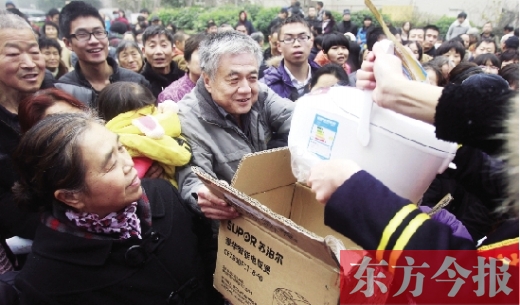 昨日，鄭州金源第一城小區(qū)。除了能領(lǐng)到地鐵試乘劵，還有獎品可拿