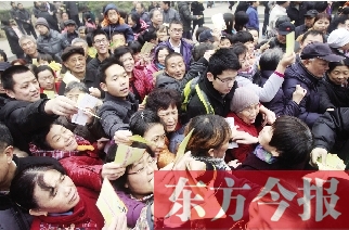 昨日，鄭州金源第一城小區(qū)。小區(qū)居民迫不及待地將自己為鄭州地鐵寫下的祝福語放進(jìn)抽獎箱