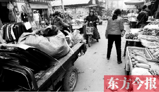 和所有的都市村莊一樣，老鴉陳也充滿著形形色色的人，窄窄的巷子因占道經(jīng)營變得更加狹窄