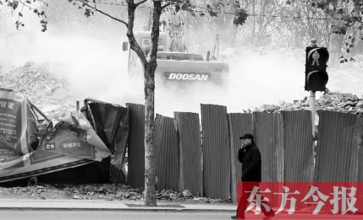 昨日，鄭州市未來路與緯四路交叉口一工地施工不除塵，加重了空氣污染