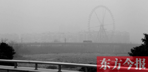 我看！我再看！我都看不見(jiàn)世紀(jì)歡樂(lè)園的巨大摩天輪了，送孩子上學(xué)的路，真快看不清了