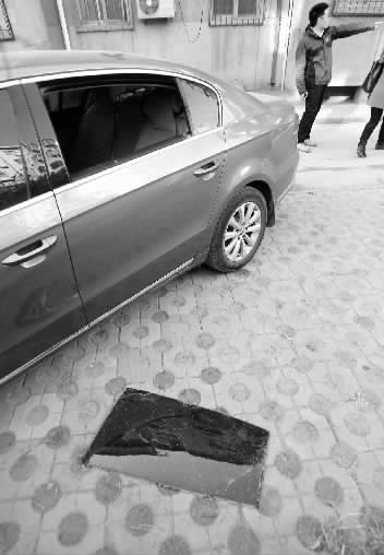 12月12日，鄭州市東明路11號(hào)院被砸壞車窗盜取財(cái)物的車輛