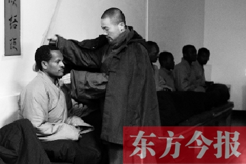 少林功夫講究禪武合一，坐禪當(dāng)然少不了,別看就是坐坐，姿勢都要師傅教