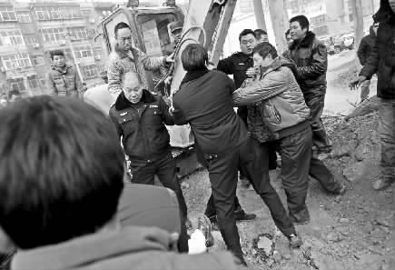 因不江城管執(zhí)法人員的做法，自來(lái)水公司施工人員一度和城管執(zhí)法人員發(fā)生拉扯