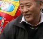 采訪我先買個氣球吧！大爺霸氣回答