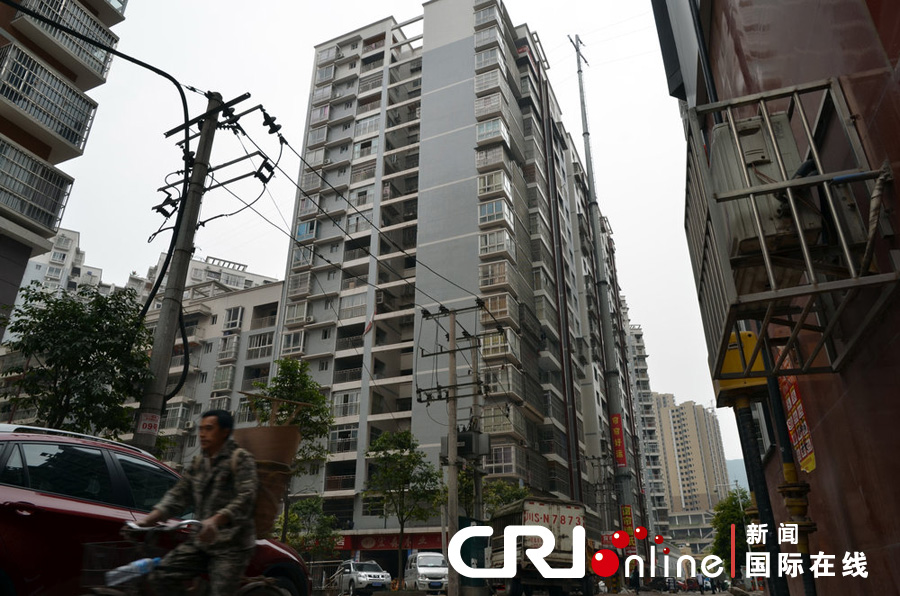 2013年4月2日，四川達城，電線桿足足有19層樓高，而且離小區(qū)住戶的房屋很近。圖片來源:張驥/CF