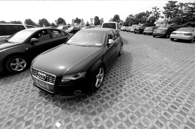 3月30日，掛有AZG(安徽政府公務(wù)的拼音縮寫）通行證的車輛停放在合肥市小蜀山公墓停車場內(nèi)。