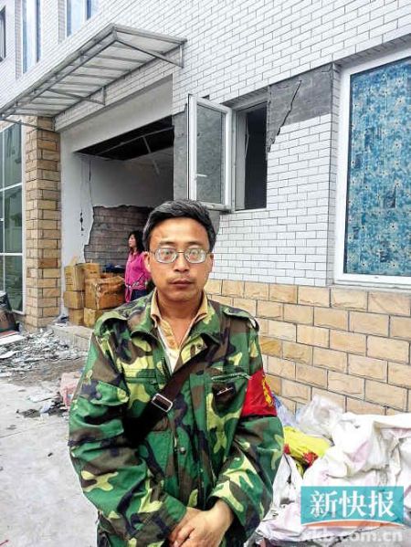 被免副鄉(xiāng)長楊成毅成災(zāi)區(qū)首位免職干部，接受新快報記者采訪時稱：“服從組織決定，大難當前官位不要緊”