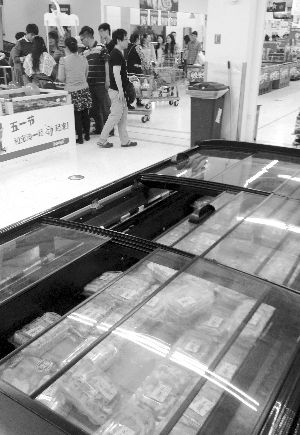 新街口某超市羊肉卷柜臺(tái)無人問津。