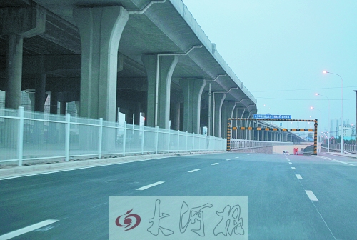 下穿隧道限高3米，不影響公交車通行。