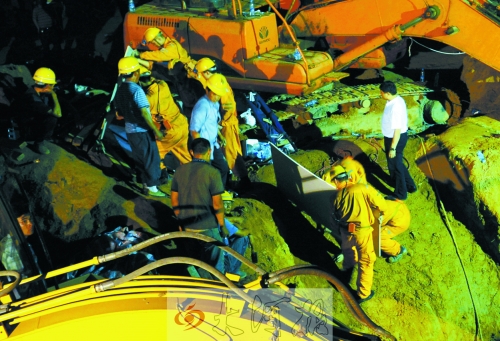 連夜趕來的新密救援隊(duì)展開營(yíng)救 連夜趕來的新密救援隊(duì)展開營(yíng)救