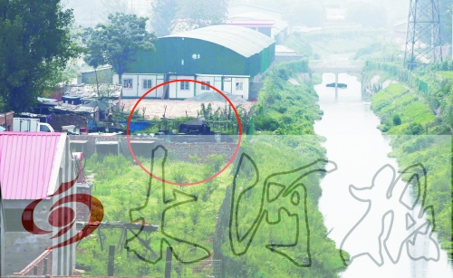 　彩虹橋西南側(cè)有一個大型地溝油加工窩點，廢水流入旁邊的排水渠。