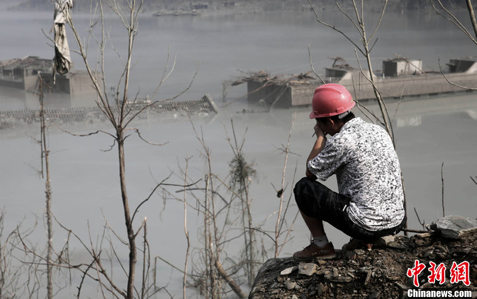 7月14日，四川綿陽，在水下沉寂了5年多的北川漩坪鄉(xiāng)浮出水面，如海市蜃樓飄浮在堰塞湖水面，回來看自己